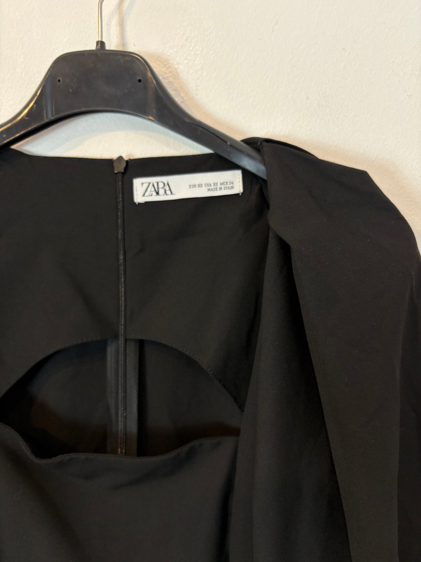 ZARA. Vestido midi  negro detalle escote y manga