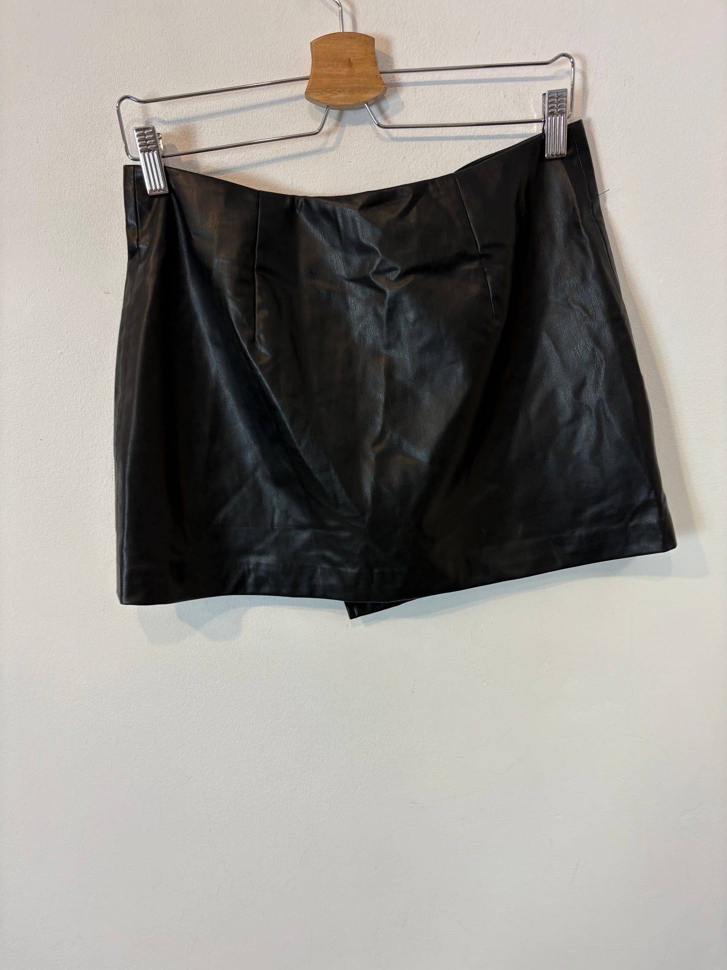 ZARA. Falda corta efecto piel cremallera