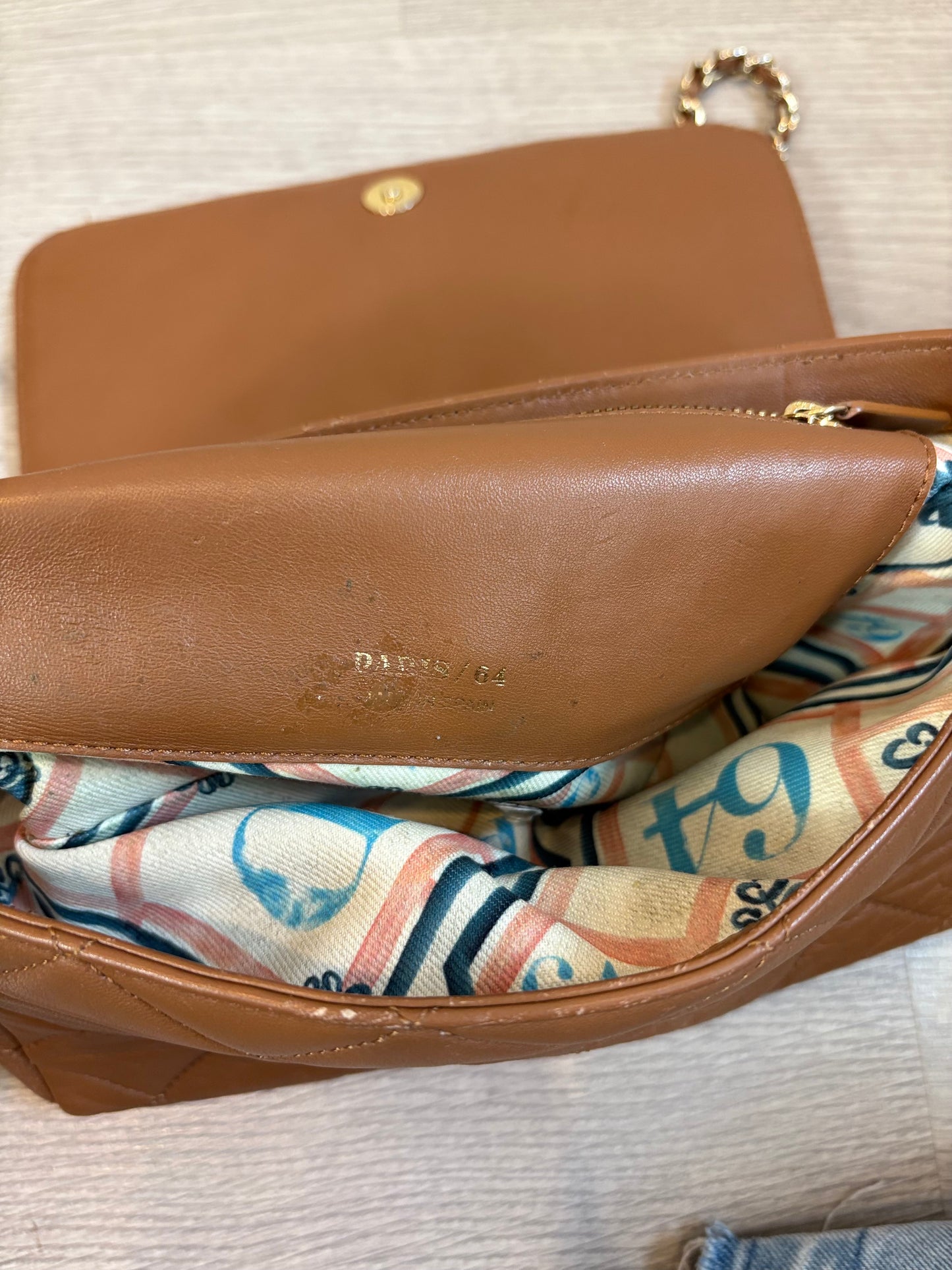 PARIS 64. Bolso piel camel asa larga