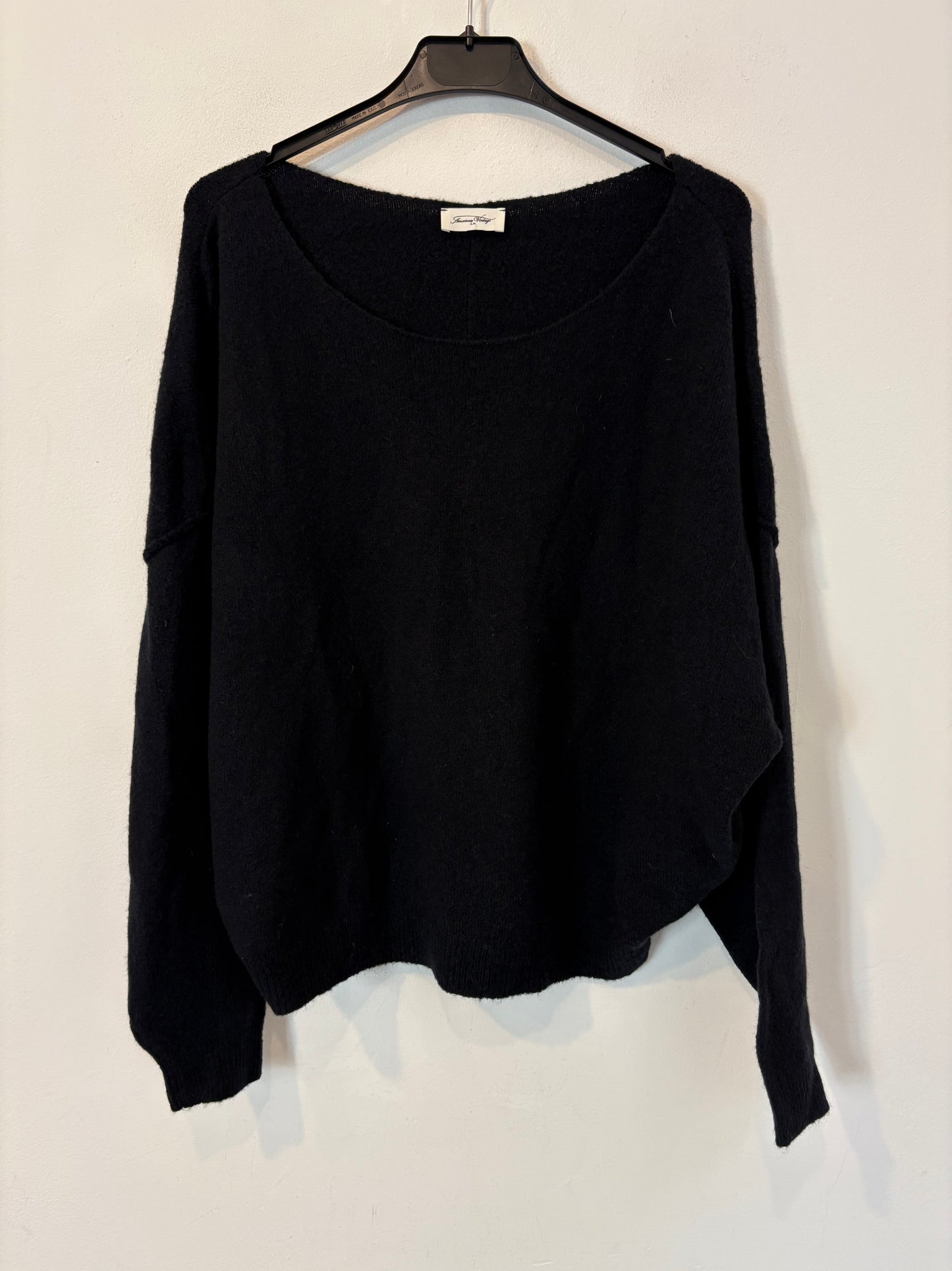 AMERICAN VINTAGE. Jersey negro cuello pico con lana