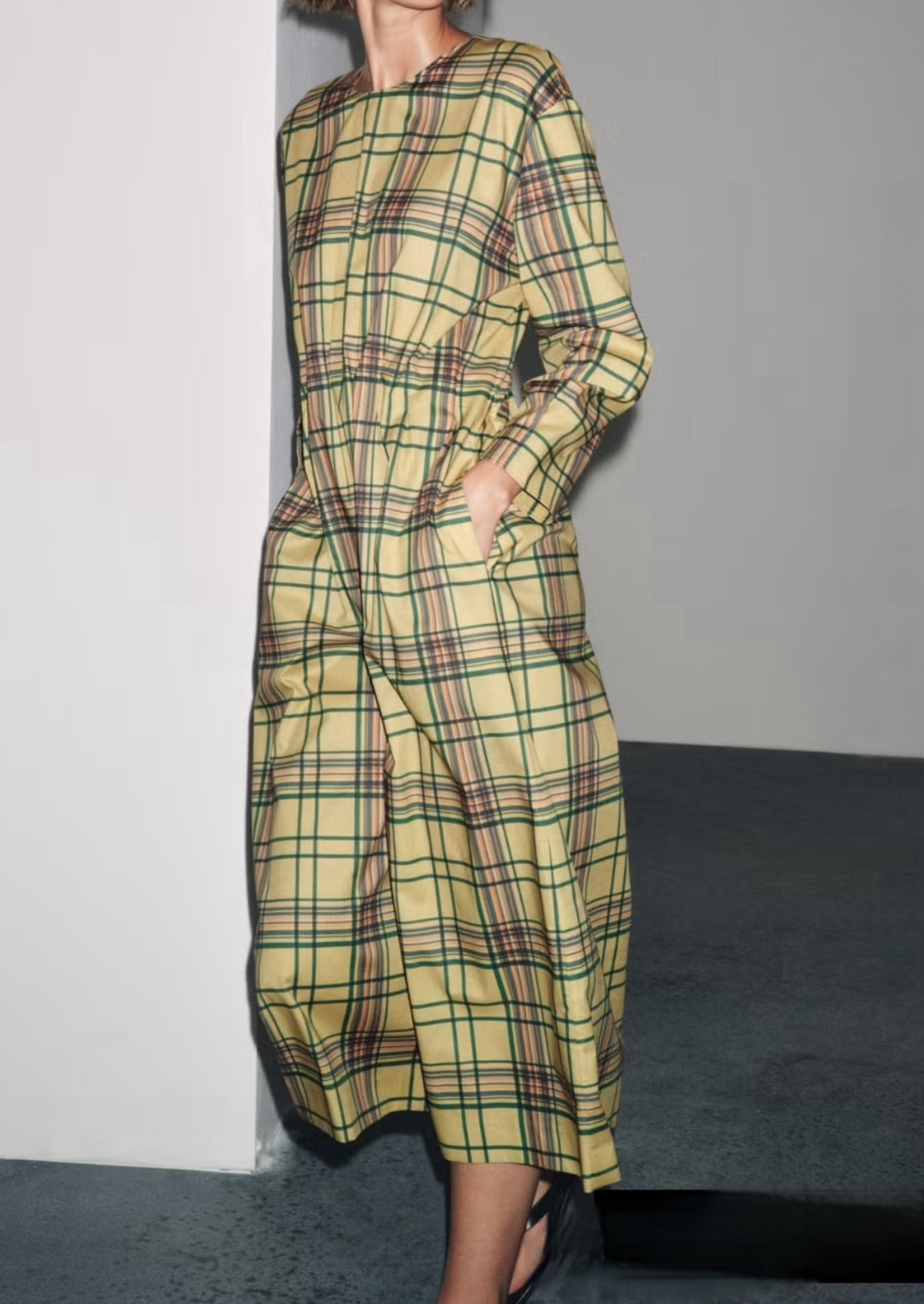ZARA. Vestido largo cuadros en verde  bolsillos