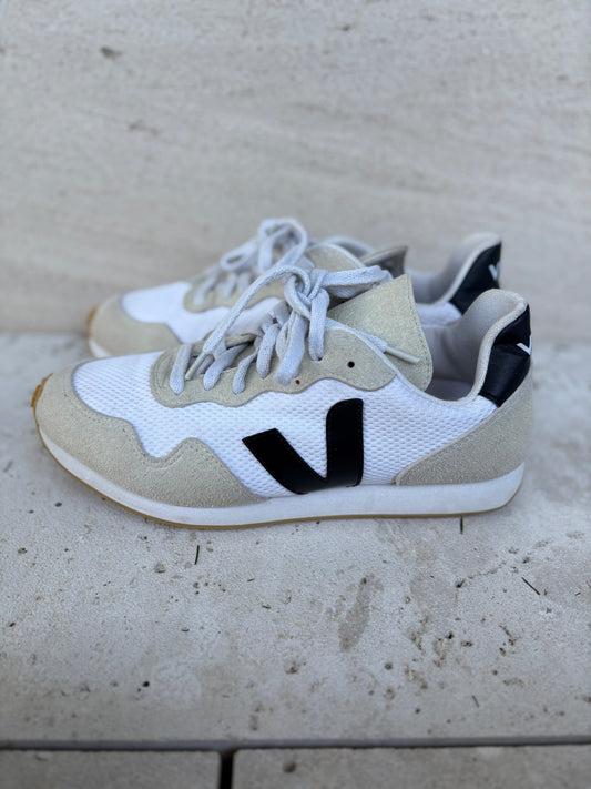 VEJA. Zapatillas blancas logo azul