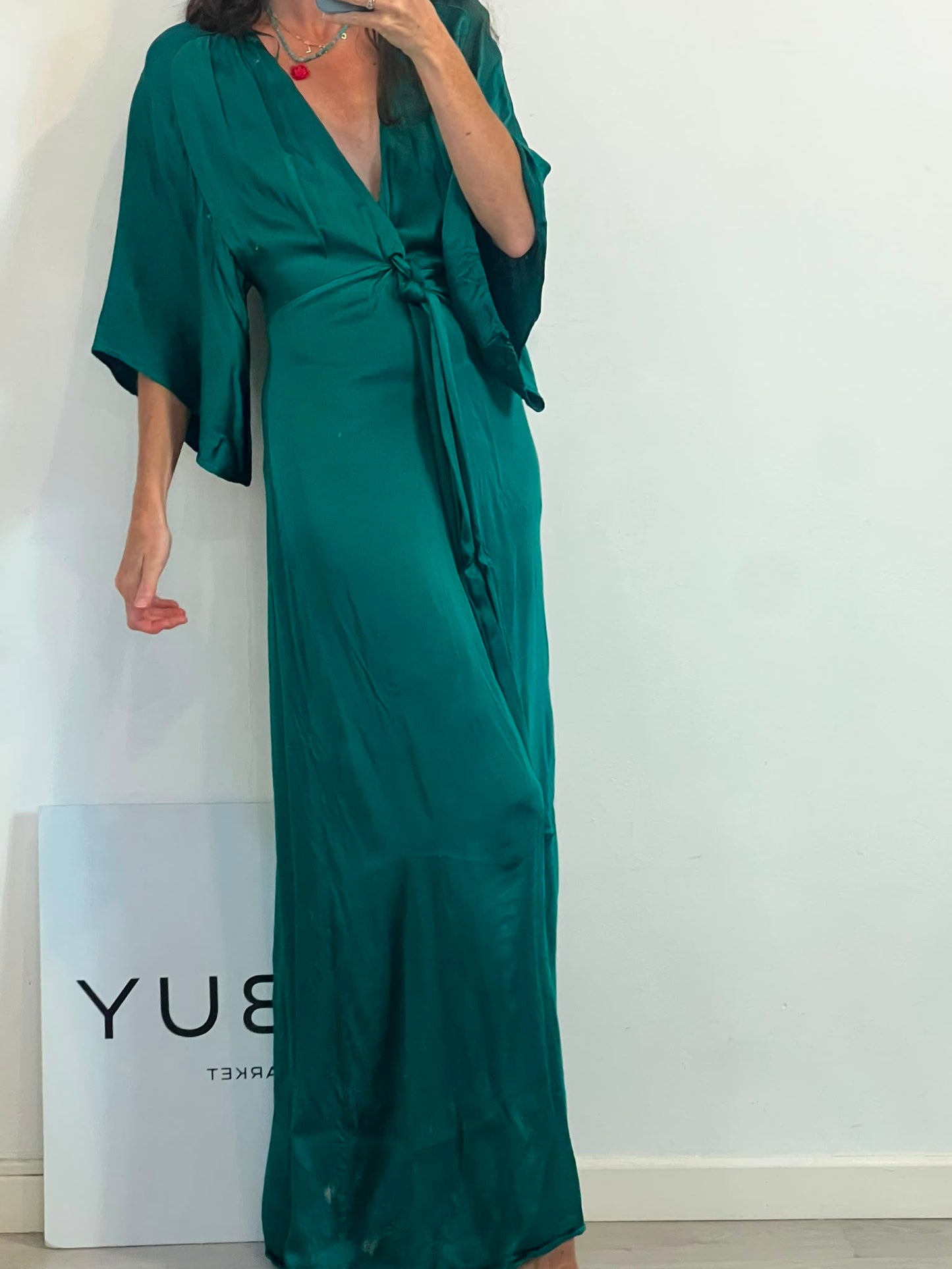 UTERQÜE. Vestido largo satinado escote pico
