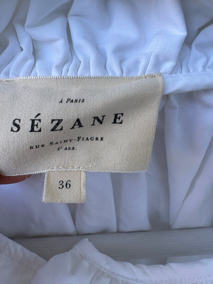 SÉZANE. Blusa blanca cuello volante