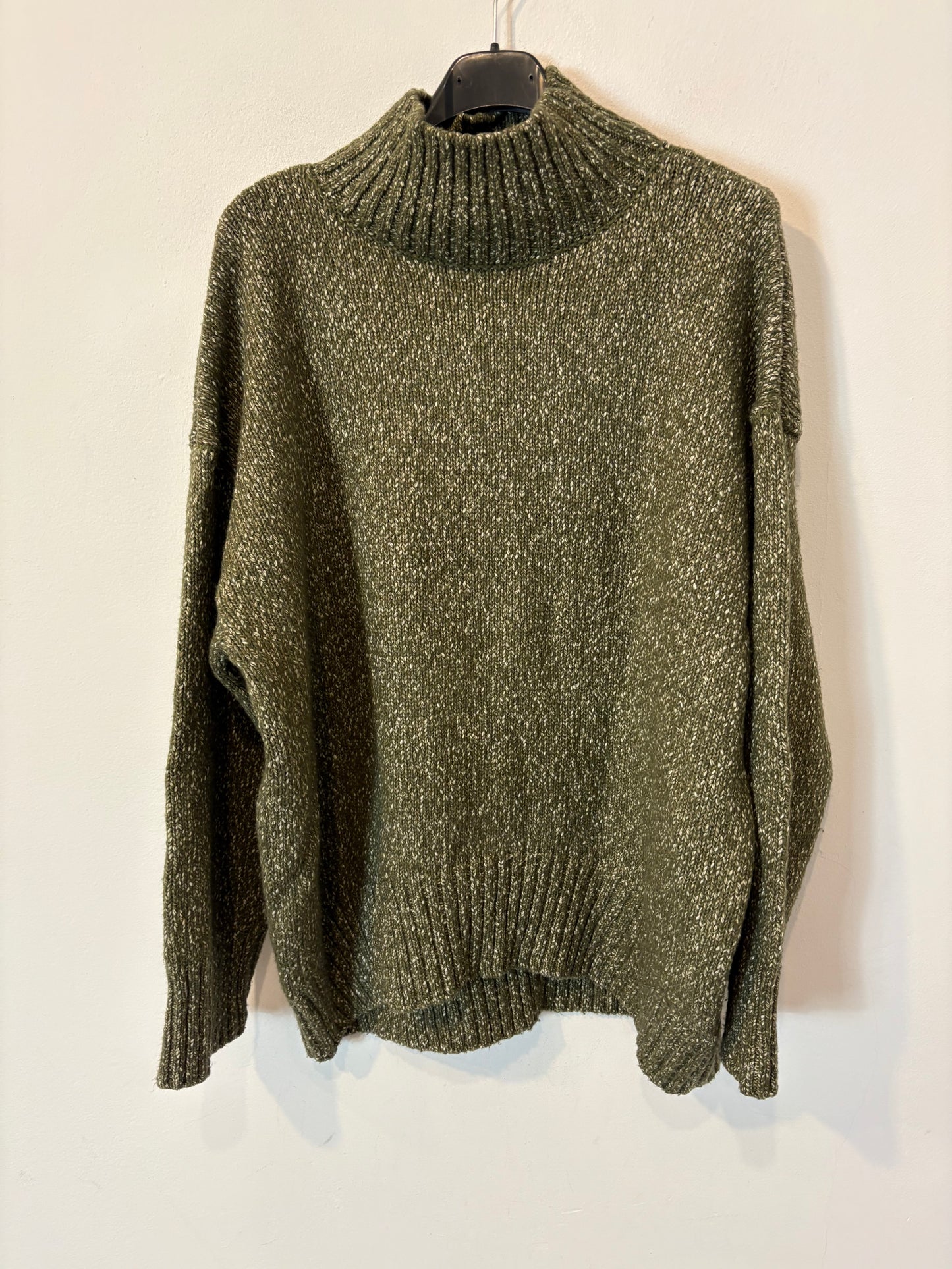 H&M. Jersey verde cuello alto