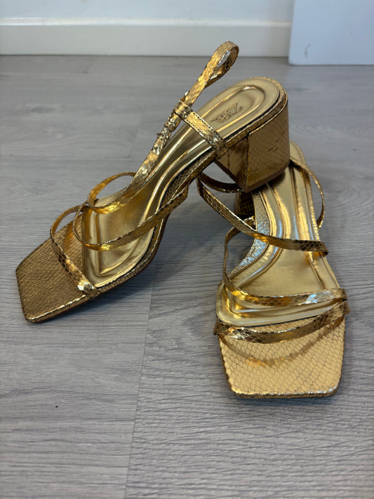 ZARA. Sandalia dorada tacón medio