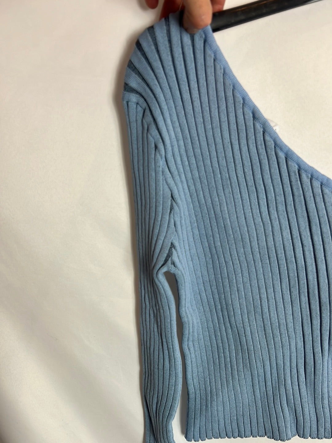 ZARA. Top canalé asimétrico azul. TM