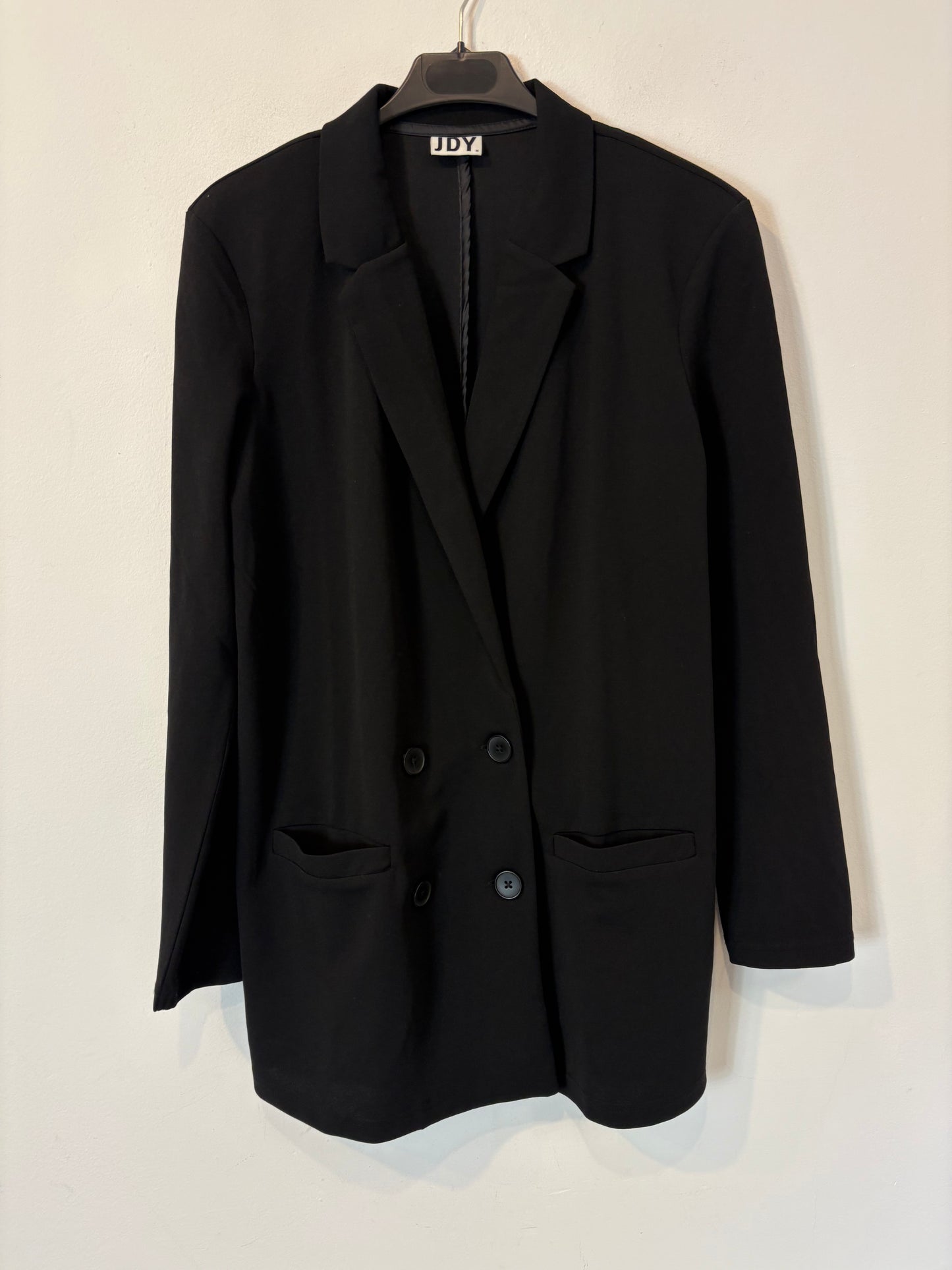 JDY. Blazer negra fluida cruzada
