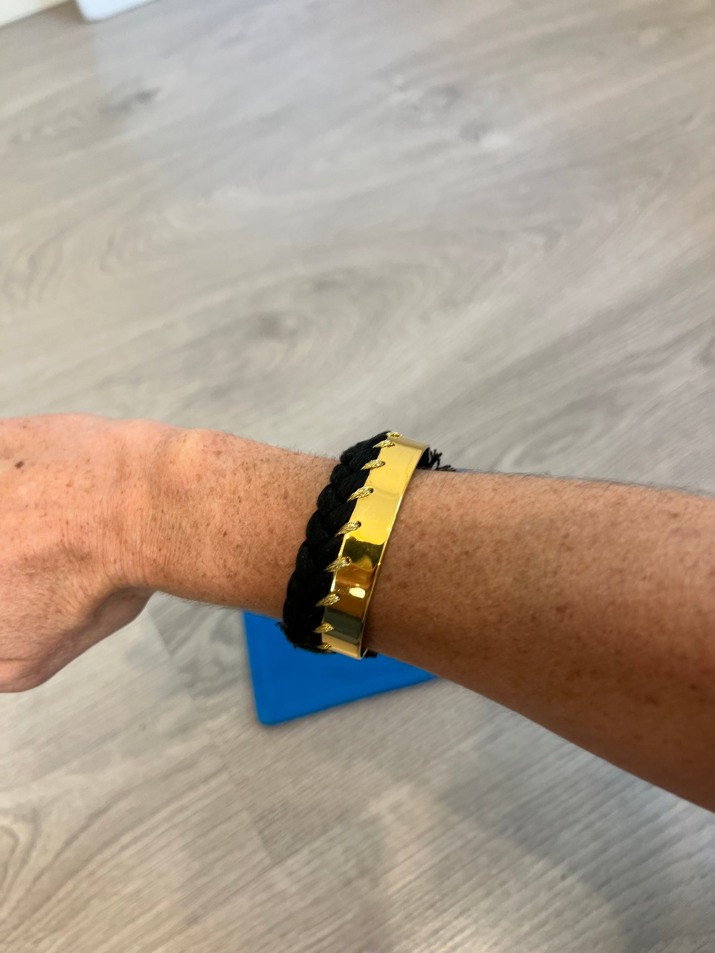 AURÉLIE BIDERMANN. Pulsera hilos y dorados