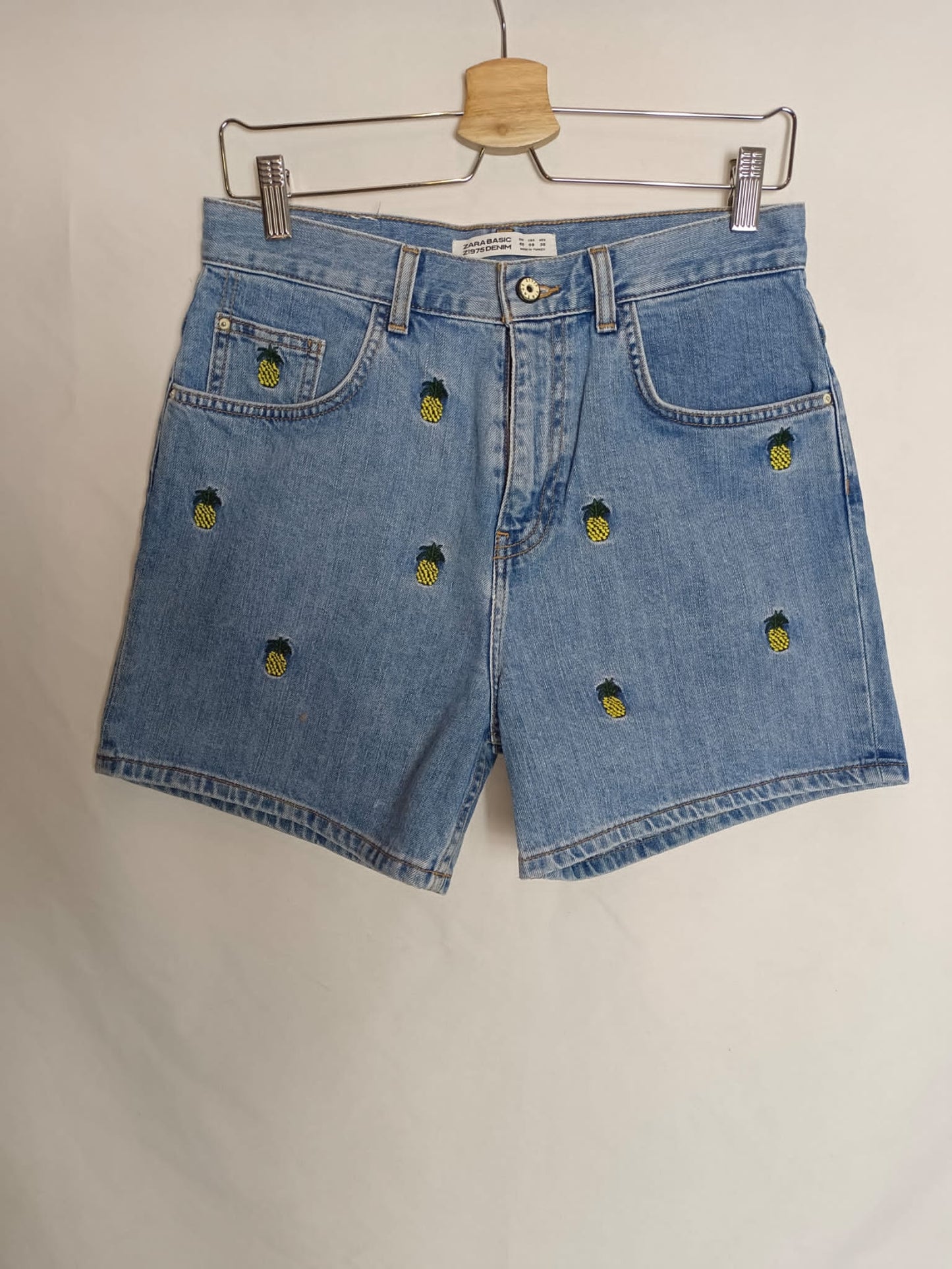 ZARA. Pantalón denim bordado piñas T.40