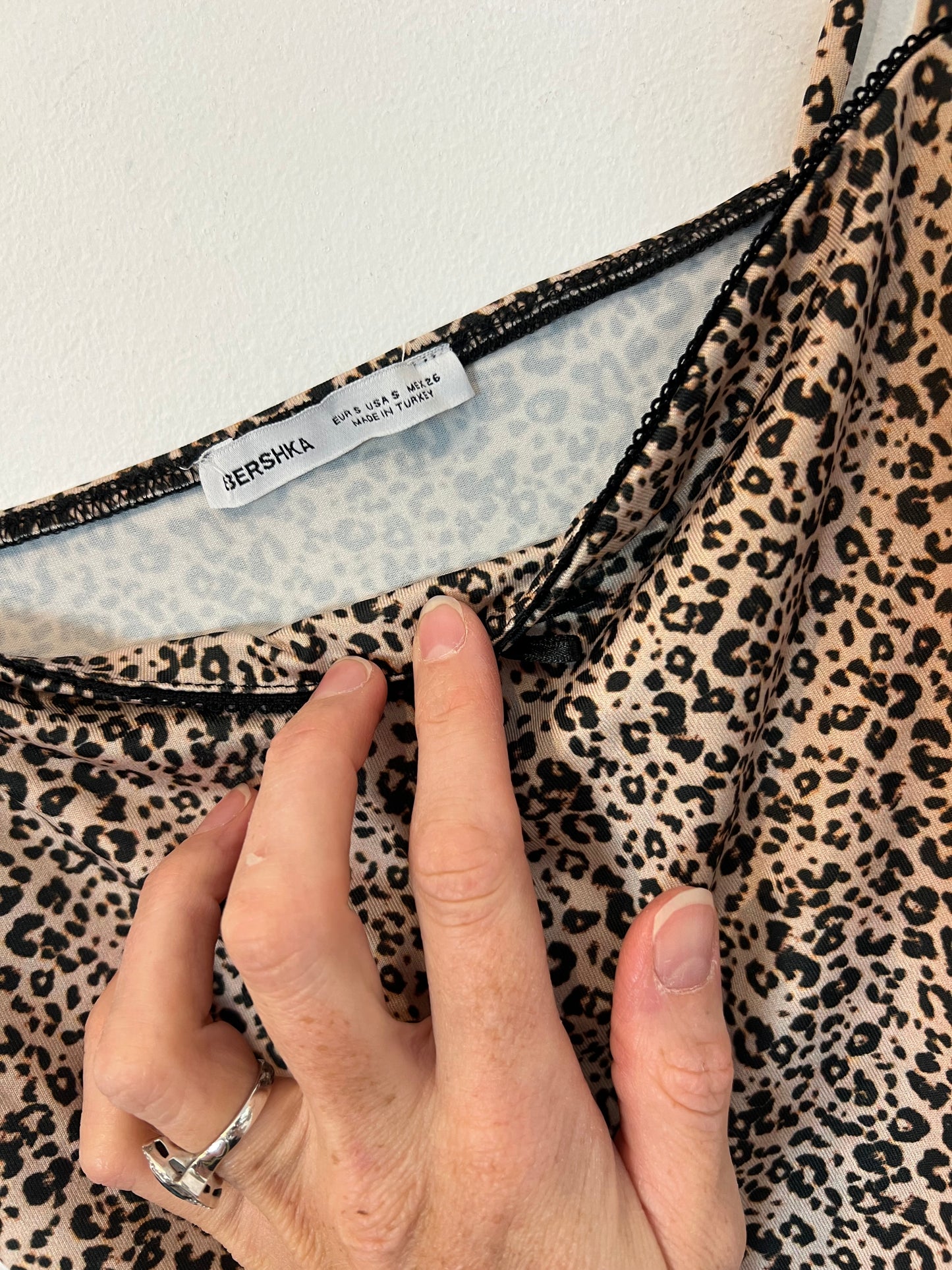 BERSHKA. Top animal print T.s