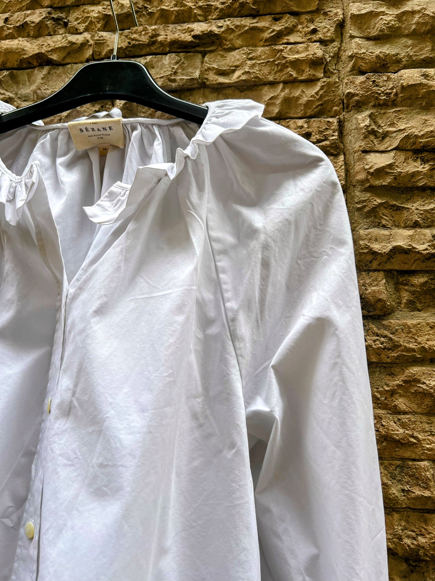 SÉZANE. Blusa blanca cuello