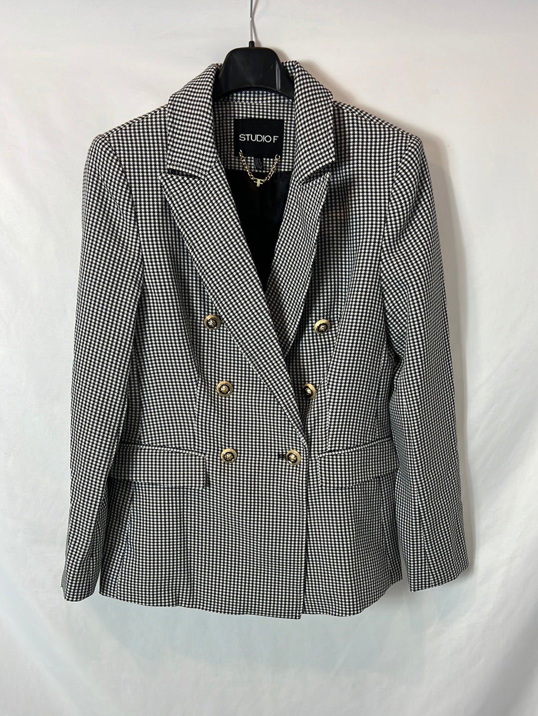 STUDIO F. Blazer pata de gallo botones dorados. T 36