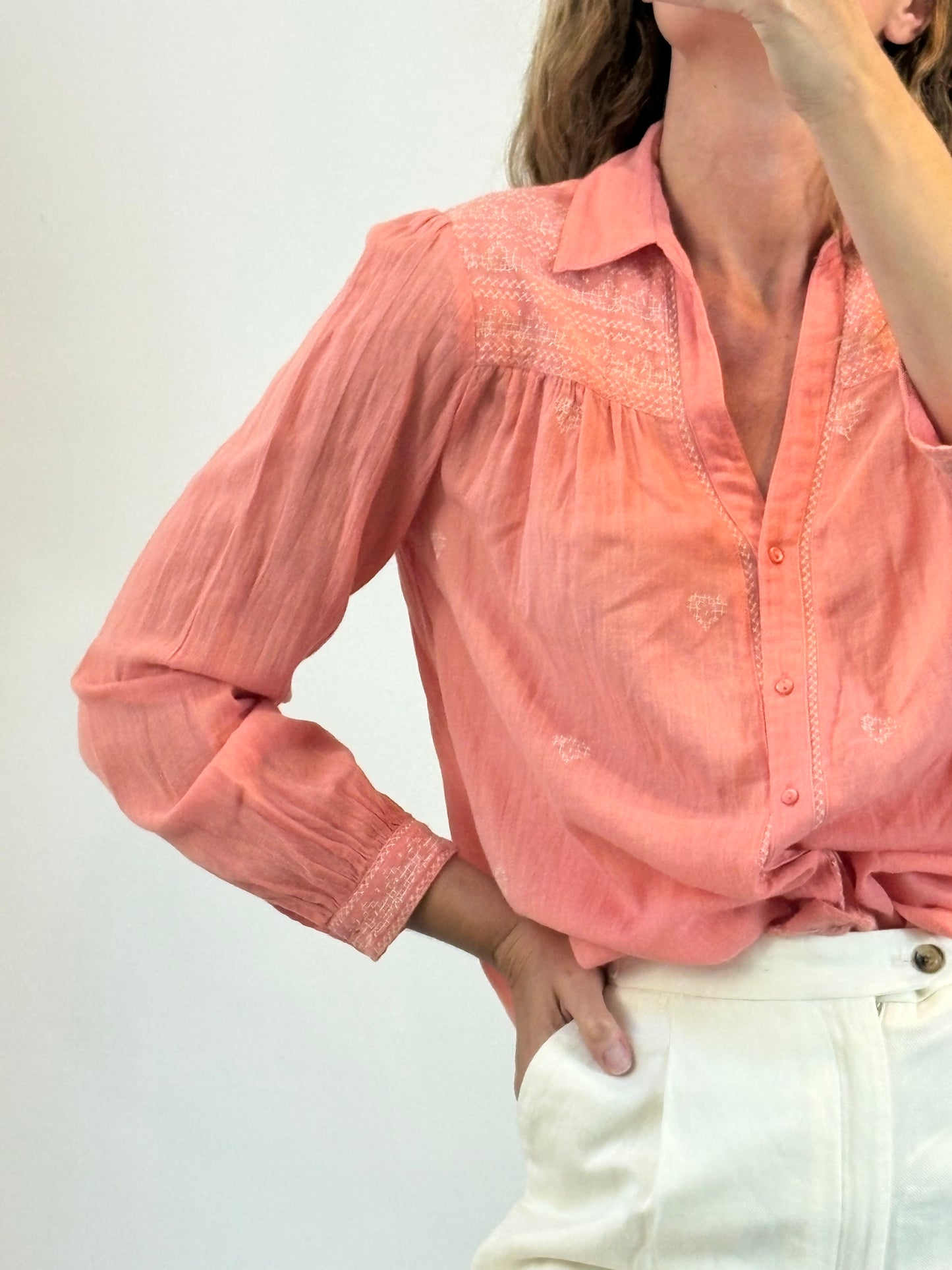 MAISON HOTEL. Blusa rosa bordados