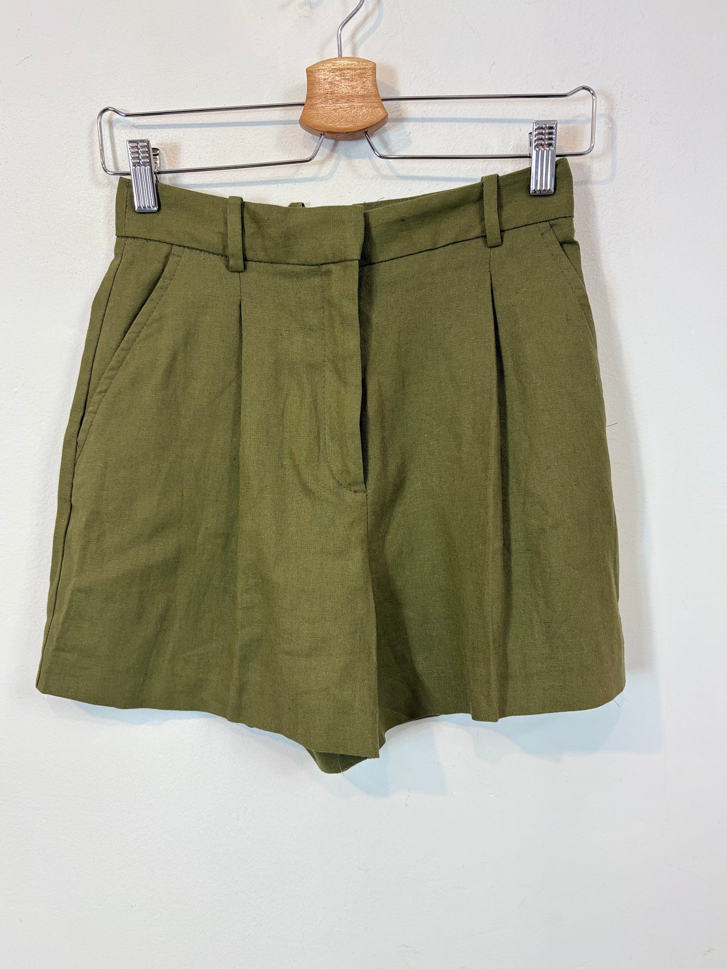 ZARA. Conjunto bermuda y chaleco verde mezcla
