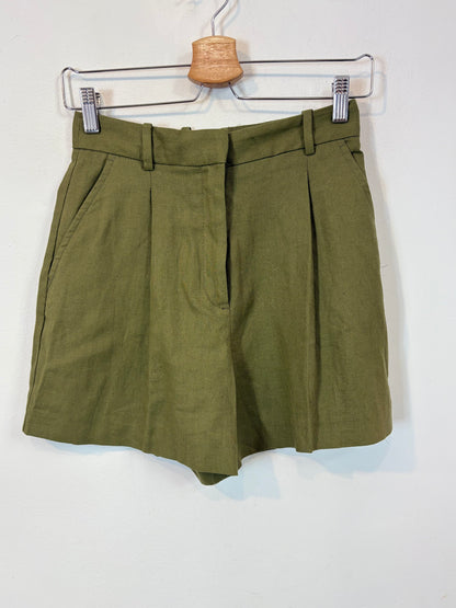 ZARA. Conjunto bermuda y chaleco verde mezcla
