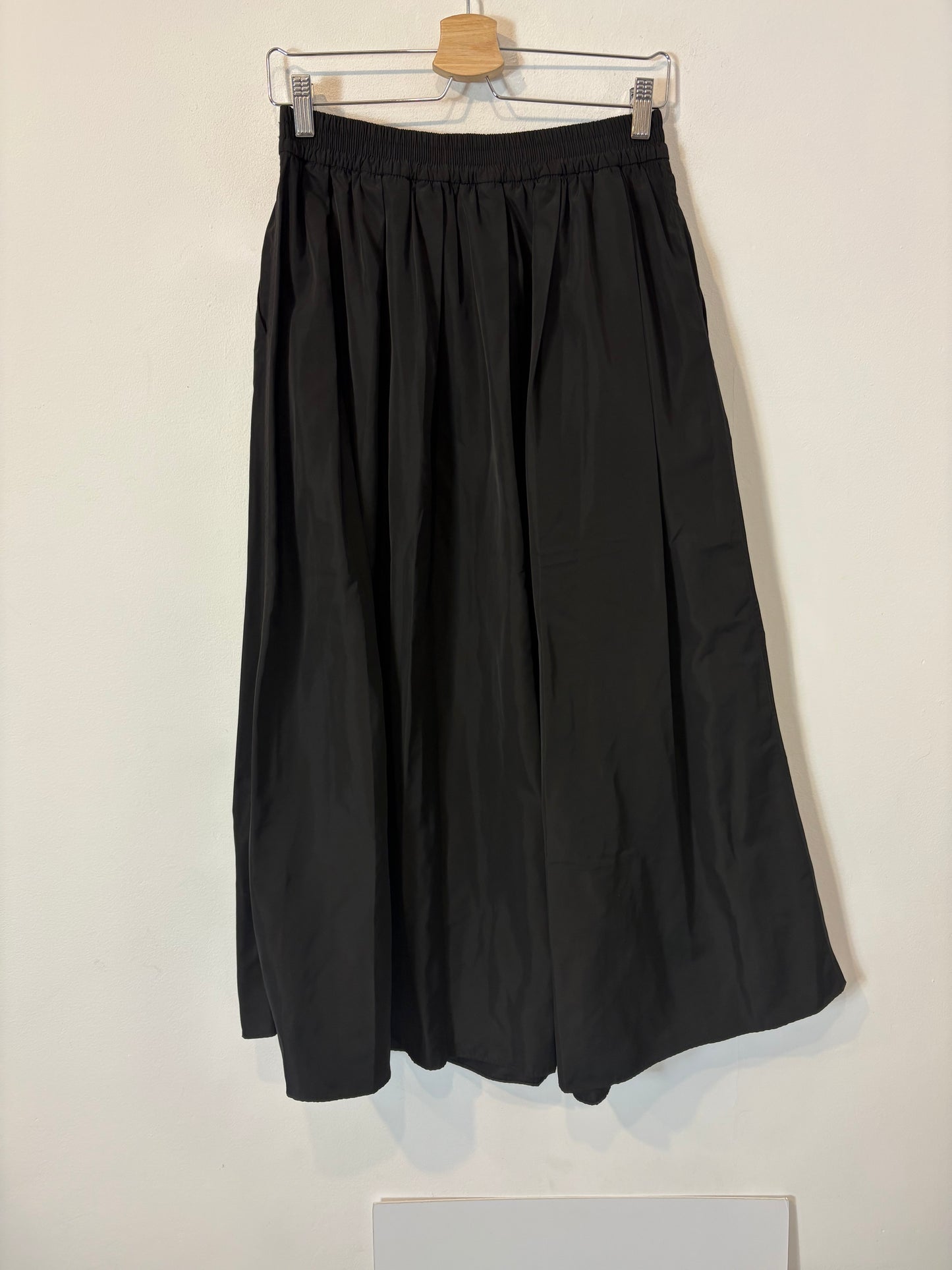 ZARA. Falda larga negra bolsillos