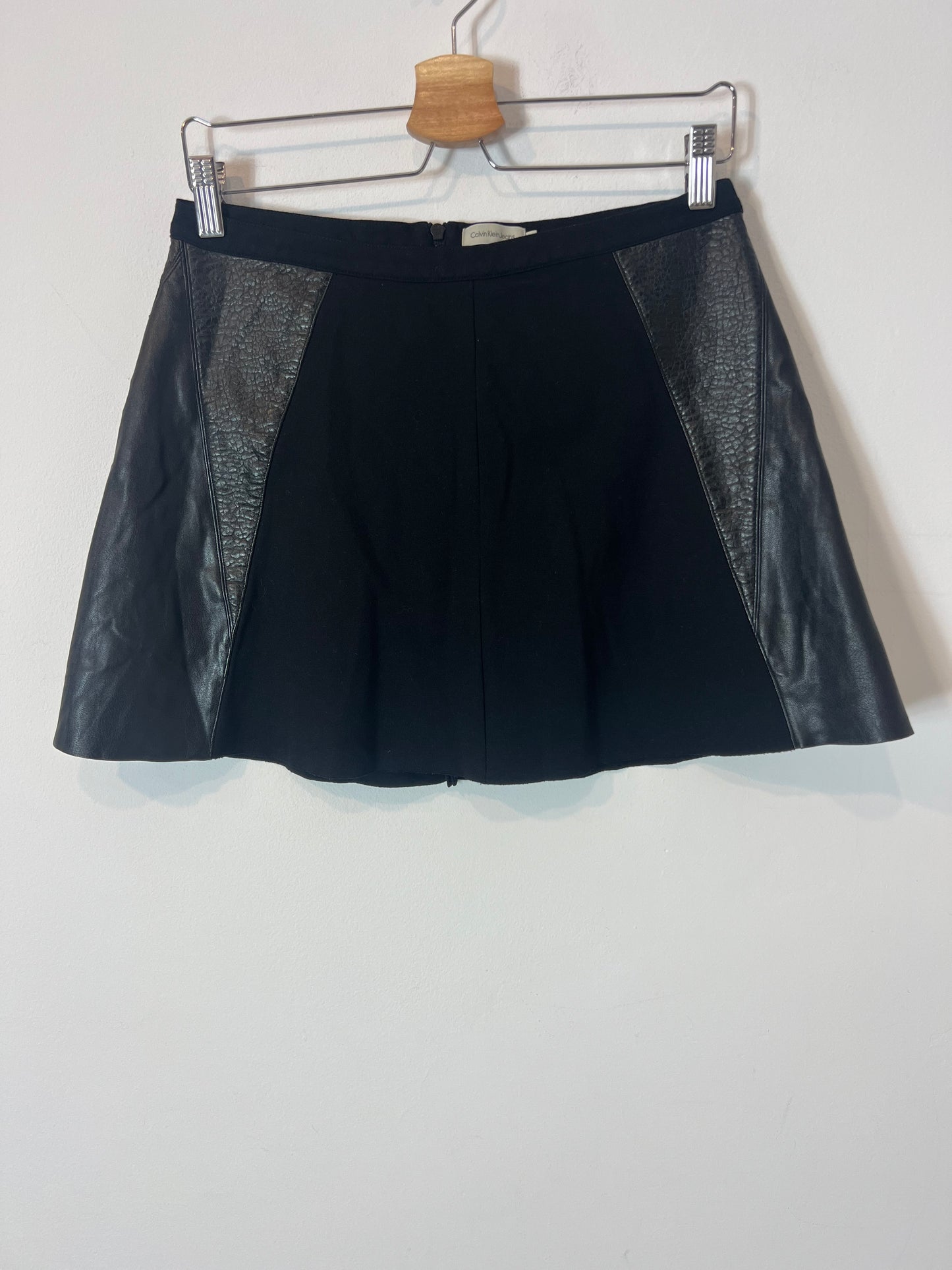 CALVIN KLEIN. Falda doble textura . T 36(M)