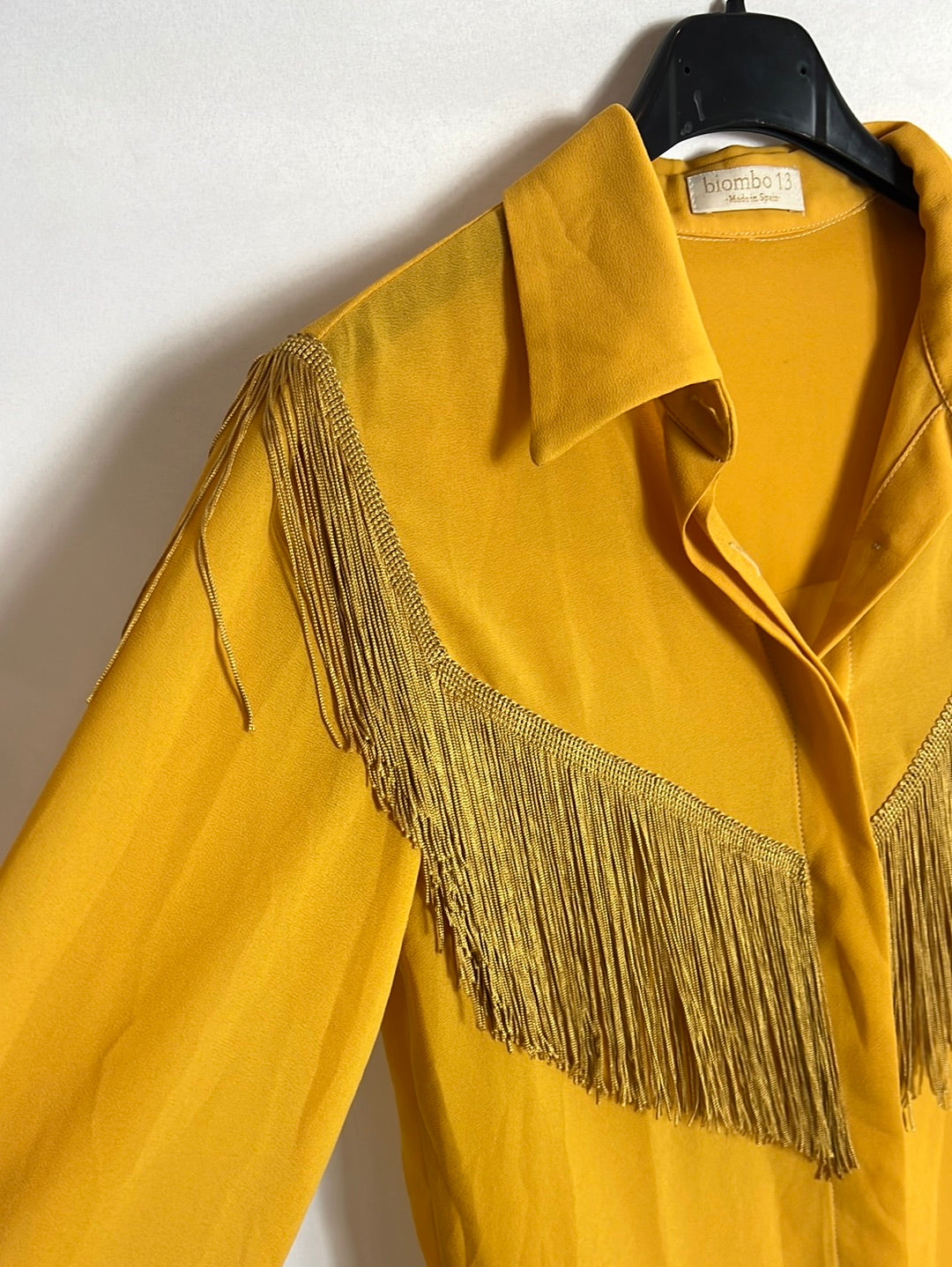 BIMANI. Blusa mostaza flecos T.s