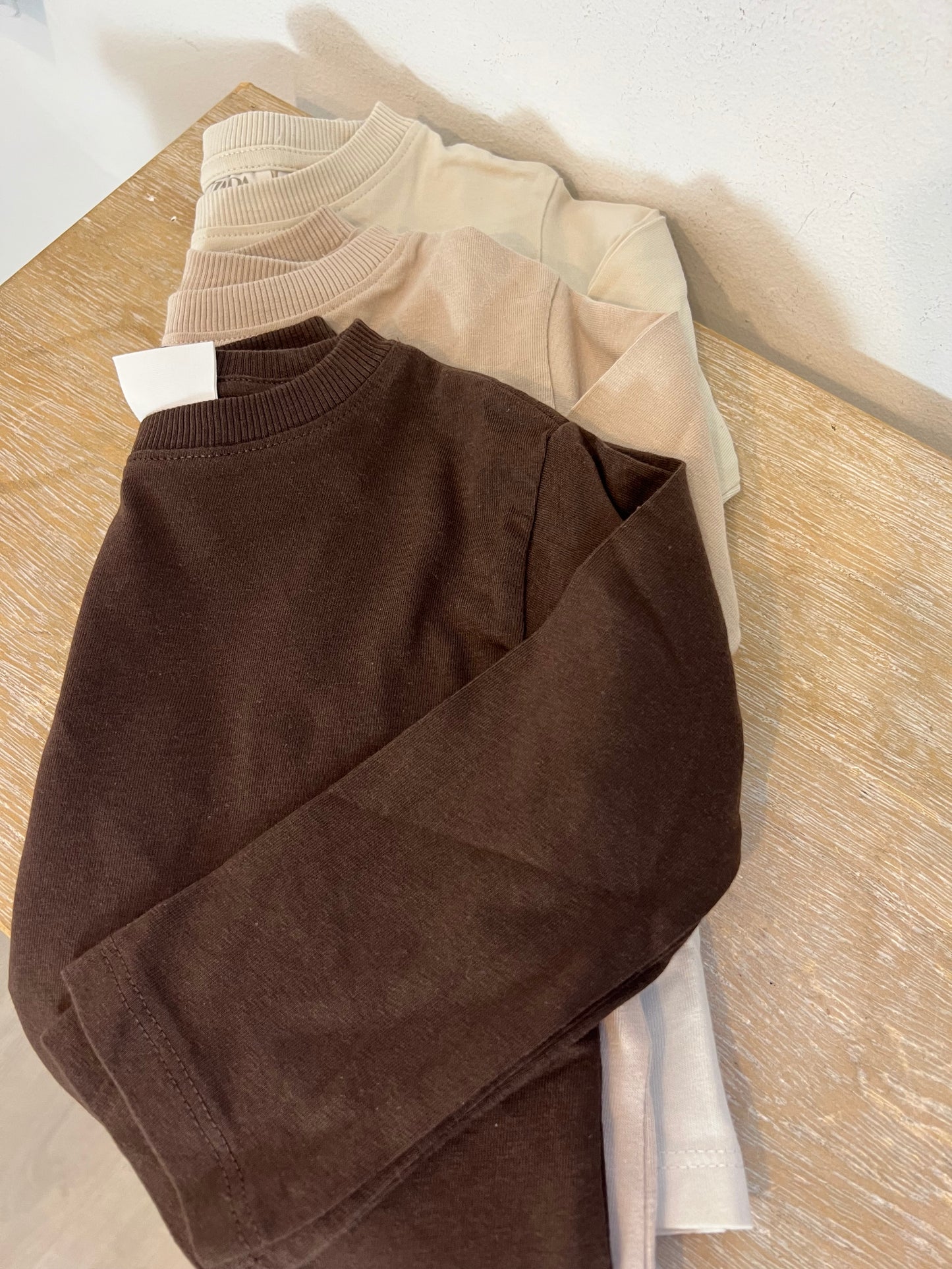 ZARA. Pack 3 camisetas algodón tonos tierra. T 9-12 meses