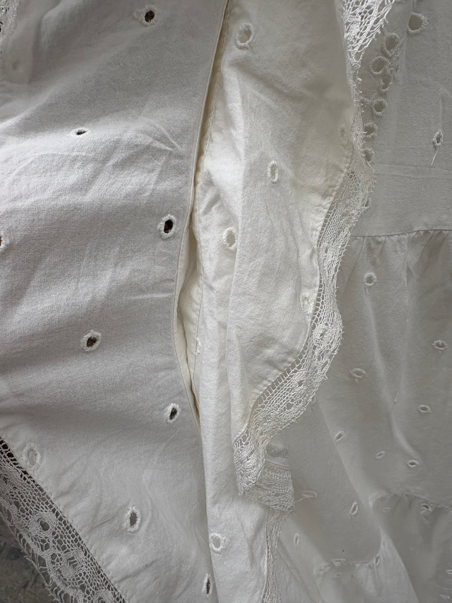 GERARD DAREL STUDIO. Vestido largo blanco troquelado