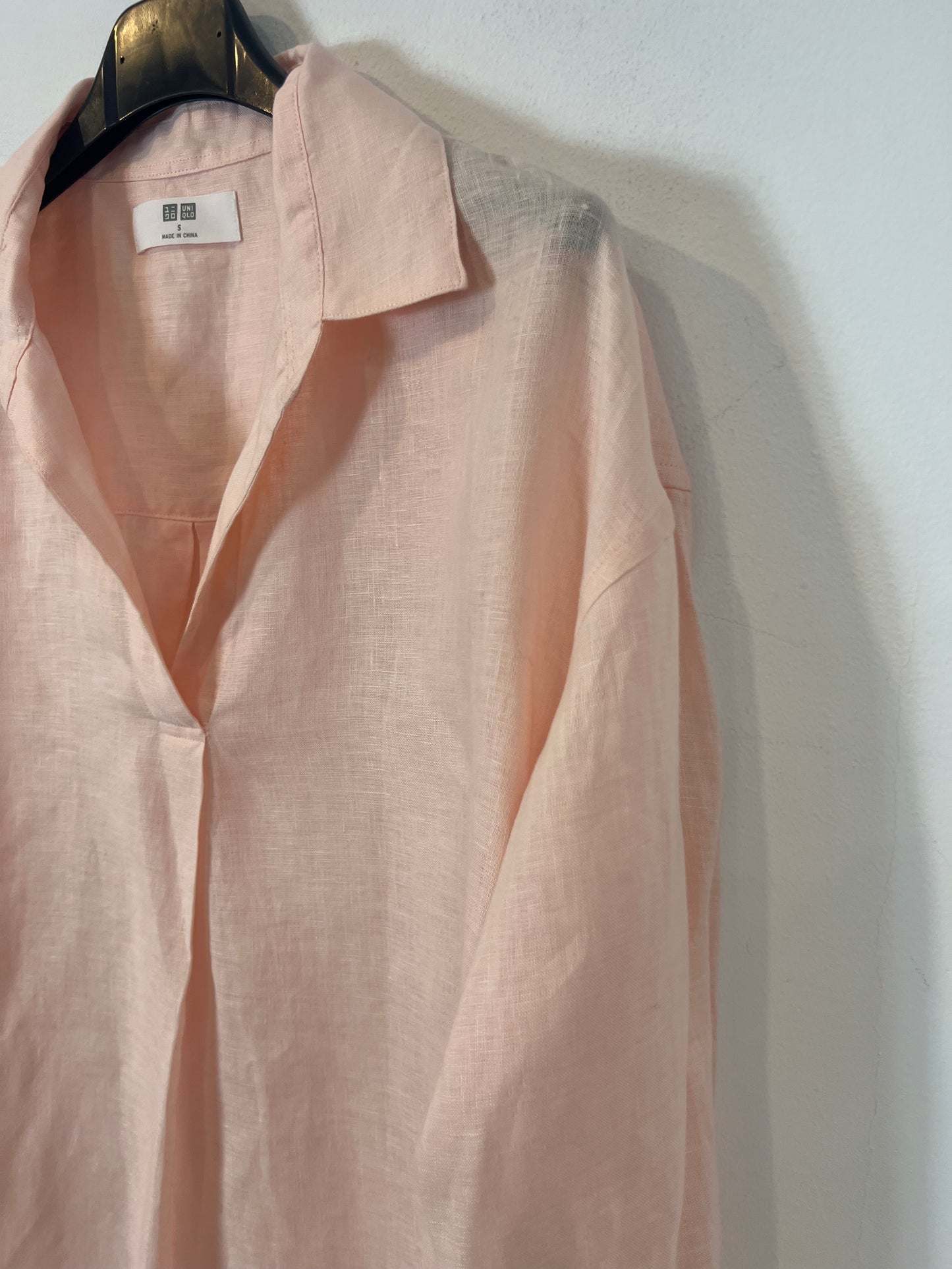 UNIQLO. Light pink linen blouse. T.S.