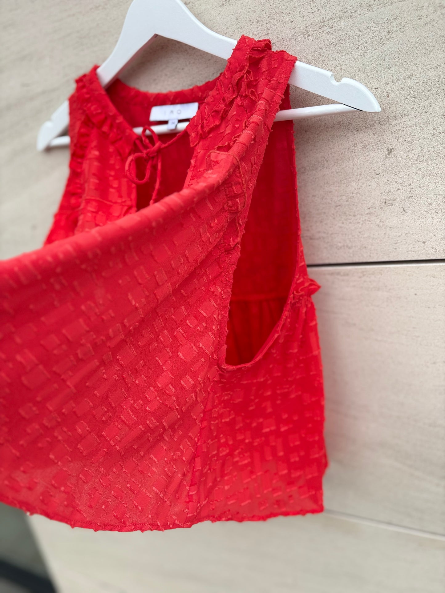 IRO. Top rojo fluido textura