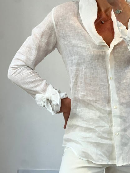100% Capri. Linen blouse with neck and sleeve detail. TL