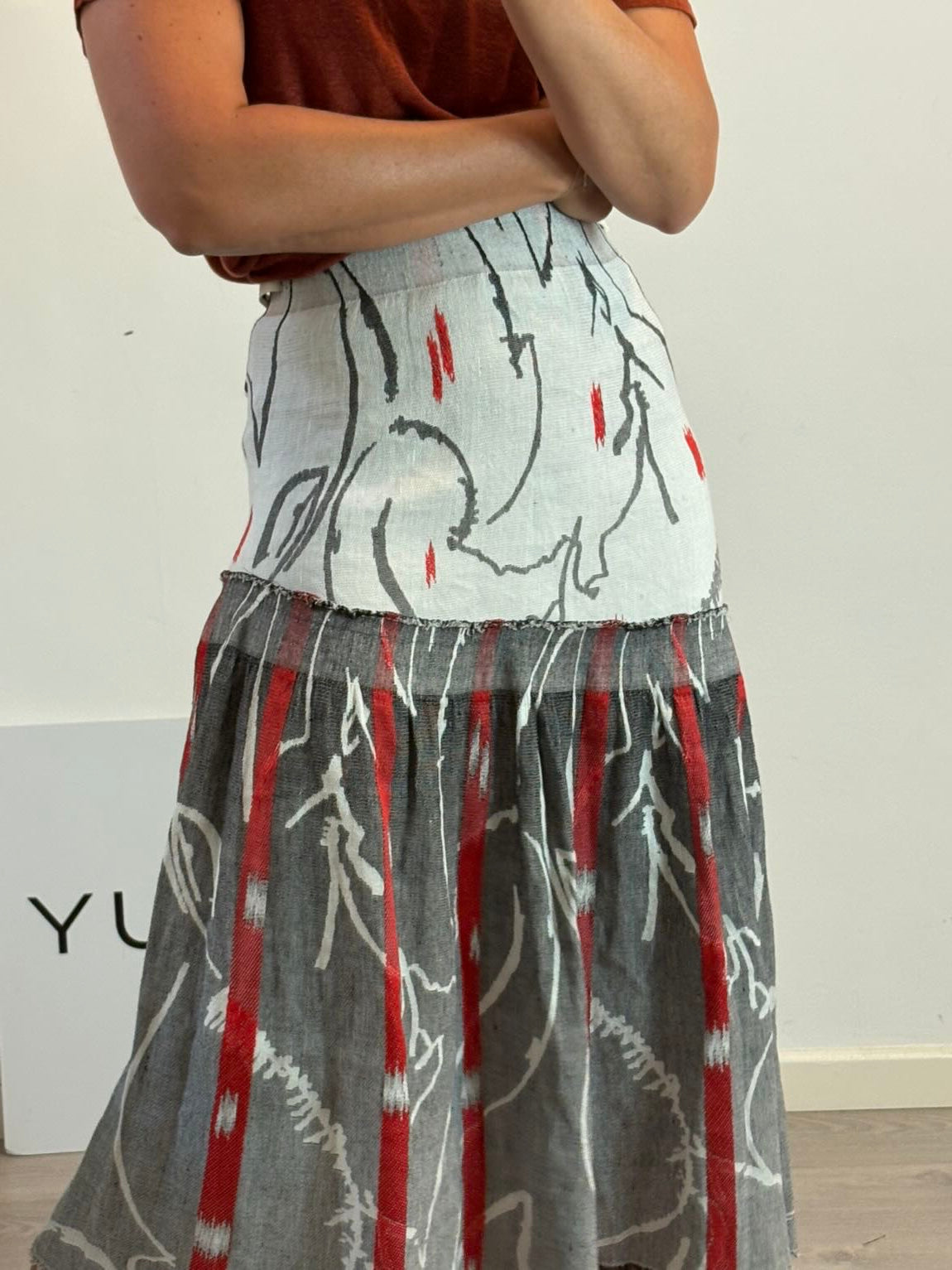 MAROLA. Falda midi estampada  bordados