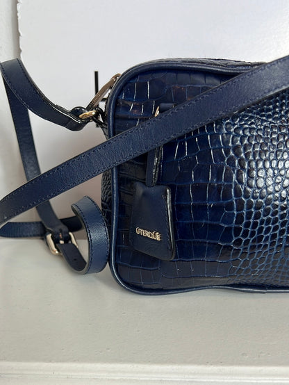 UTERQÜE. Bolso azul piel troquelada