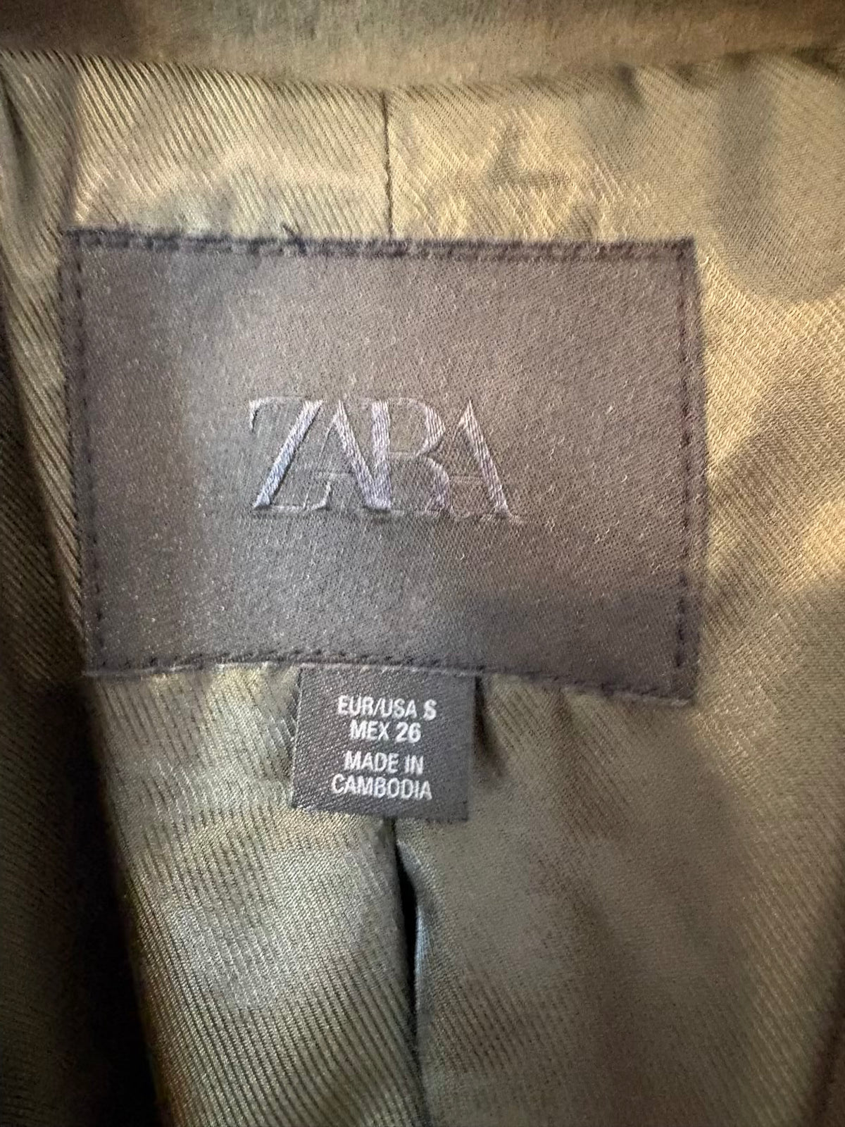 ZARA. Conjunto antelina verde