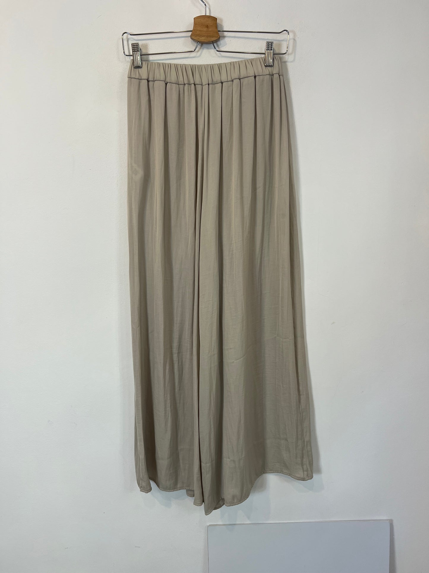 ZARA. Pantalón falda tipo fluida