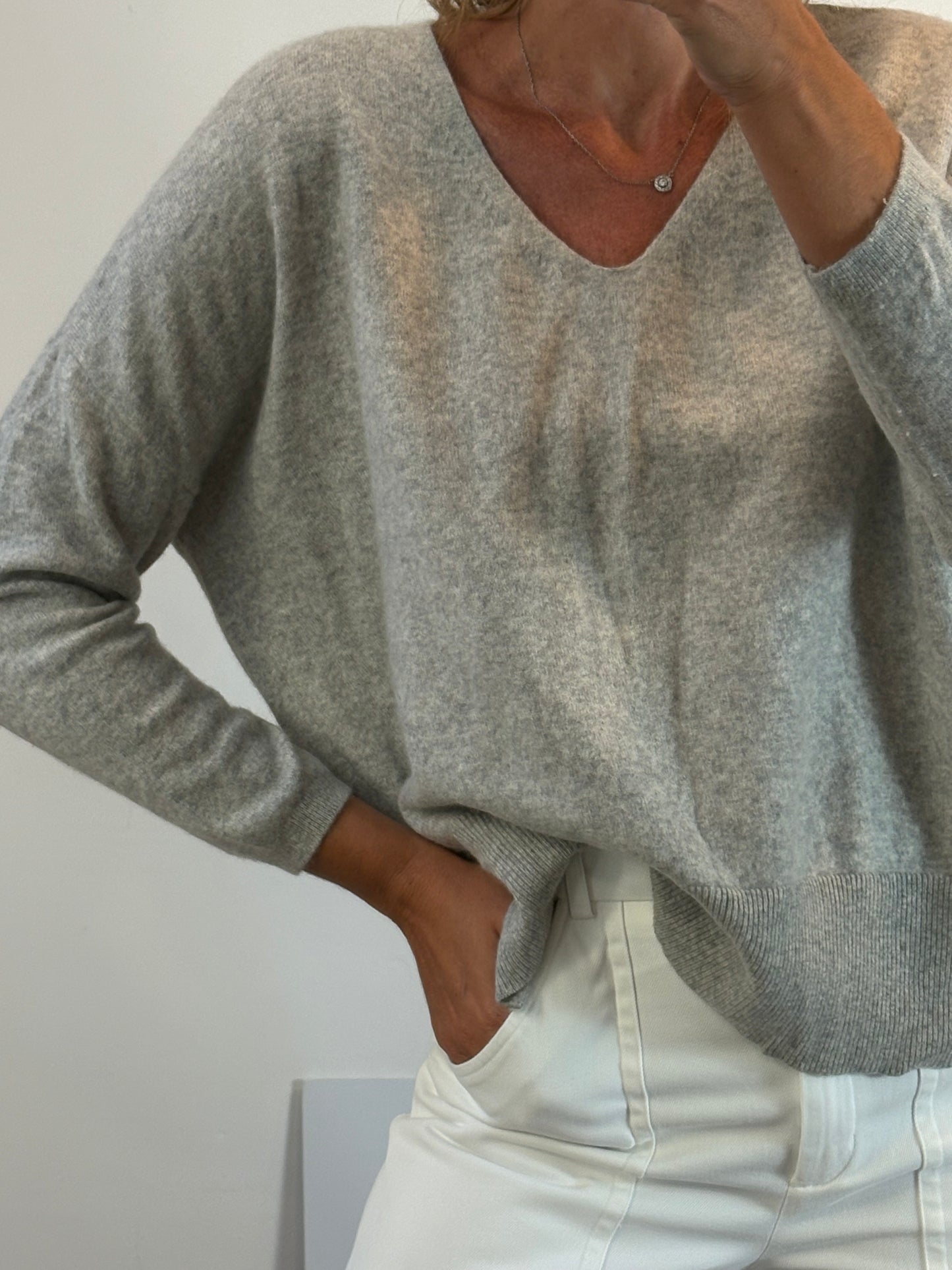 PARFOIS. Gray cashmere V-neck sweater. TM