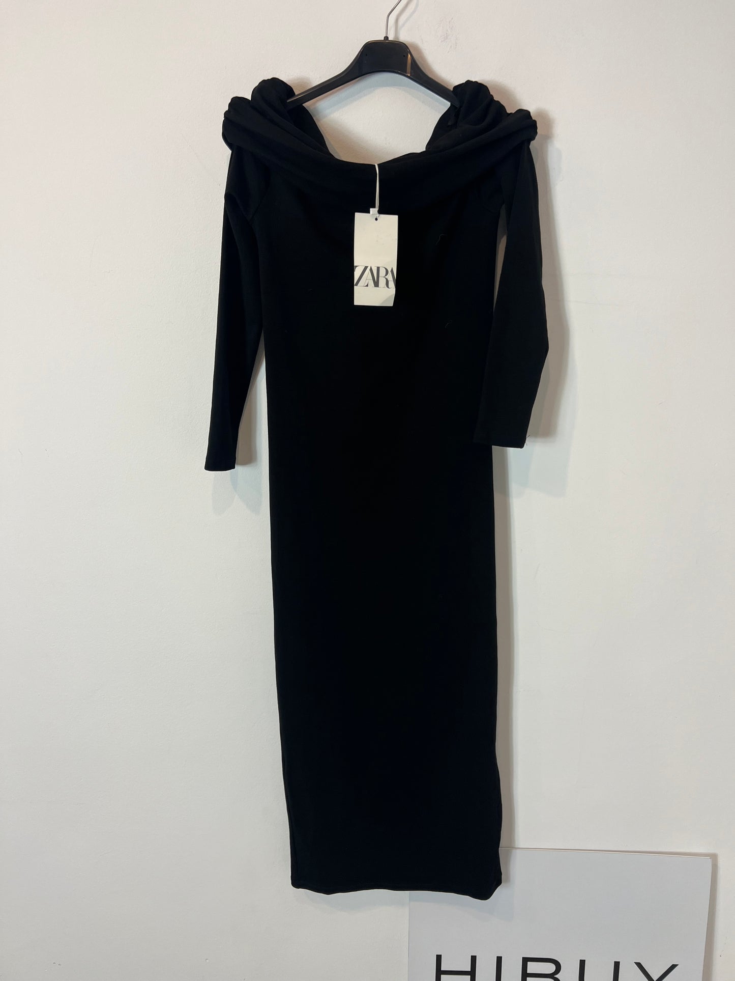 ZARA. Vestido midi negro entallado. T M