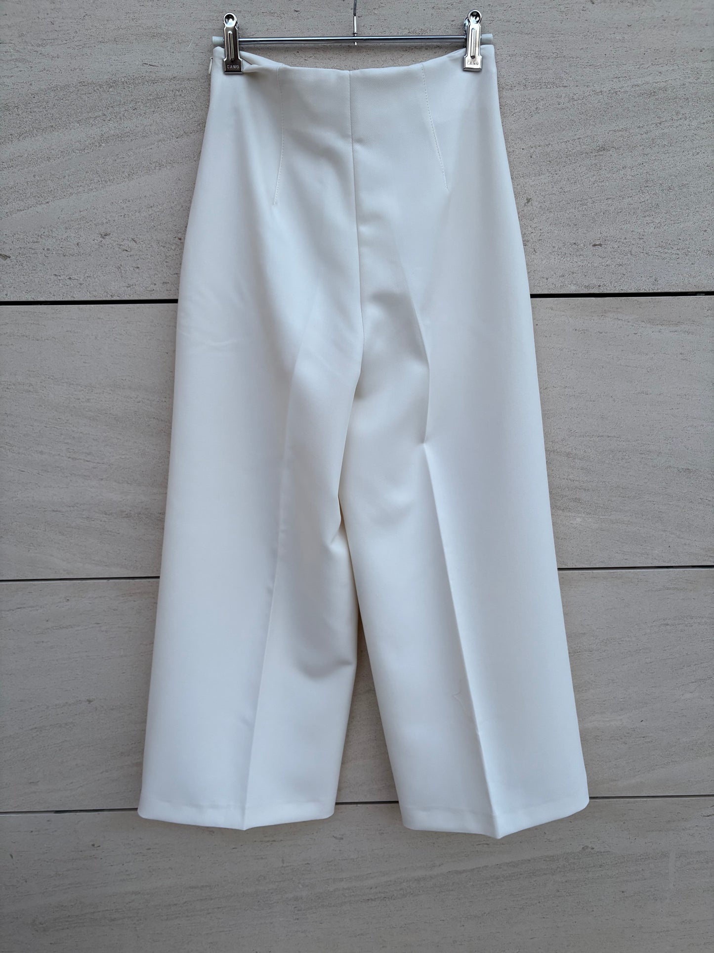 ZARA. Pantalón blanco pinzas
