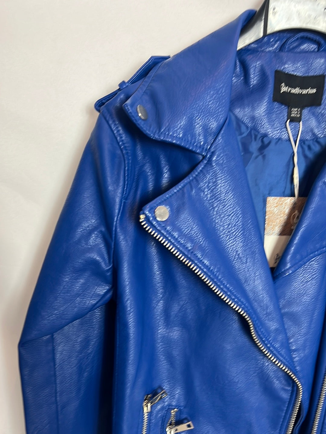 STRADIVARIUS. Chaqueta biker azul efecto piel. T S