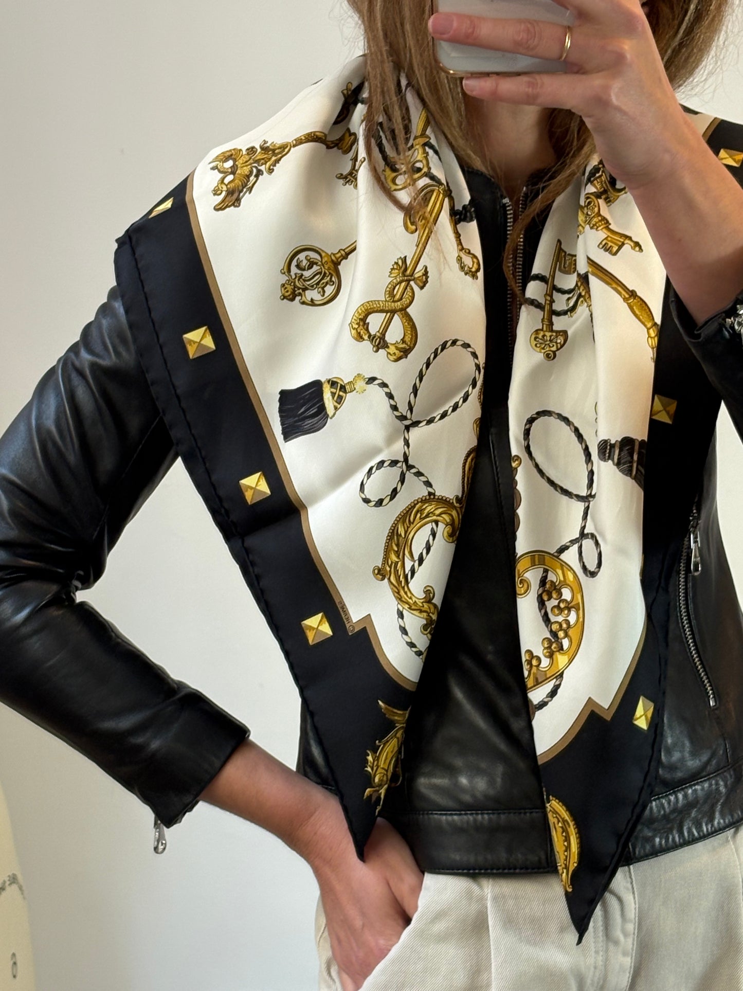 HERMÉS. Pañuelo seda estampado