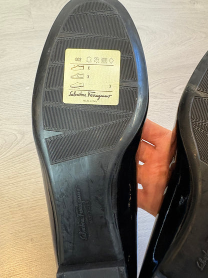 SALVATORE FERRAGAMO. Mocasines charol lazo