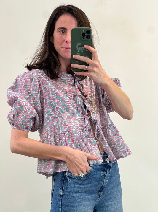 OTRAS. Top anudado tonos malva.