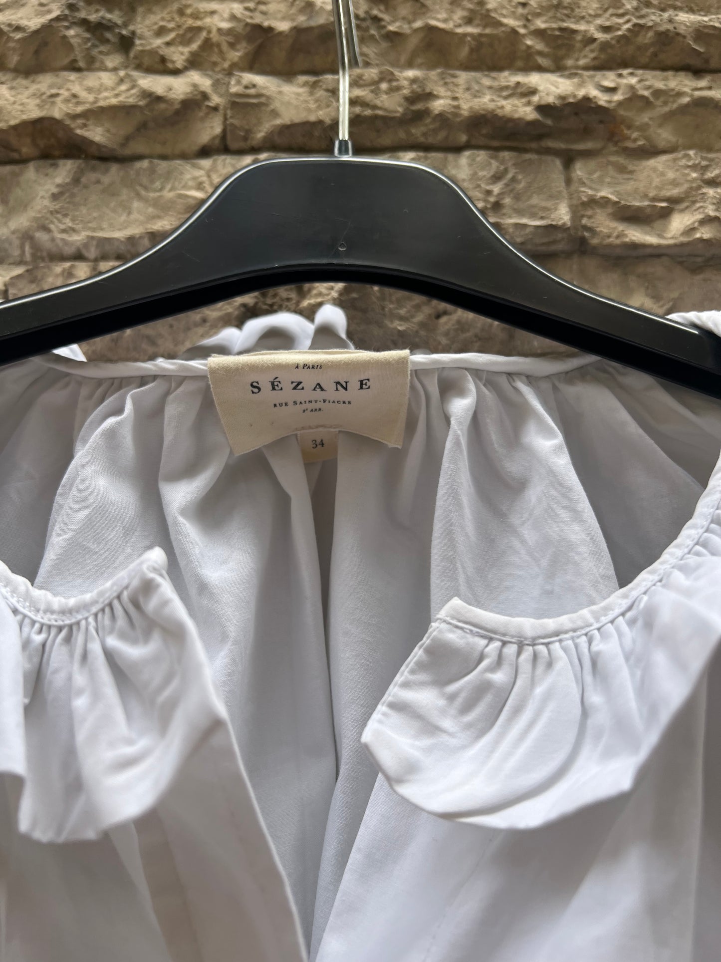 SÉZANE. Blusa blanca cuello