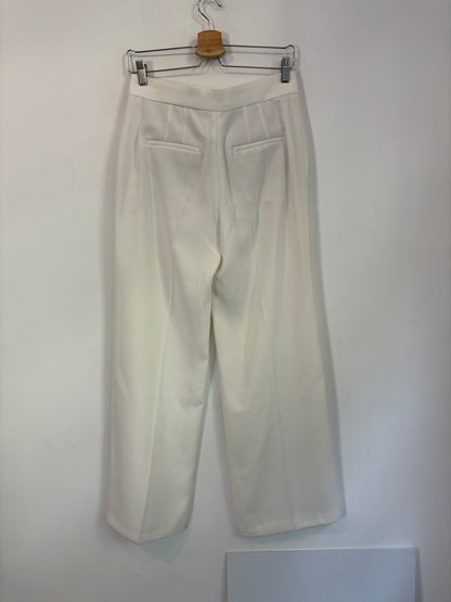 ZARA. Conjunto blanco de chaleco y pantalón