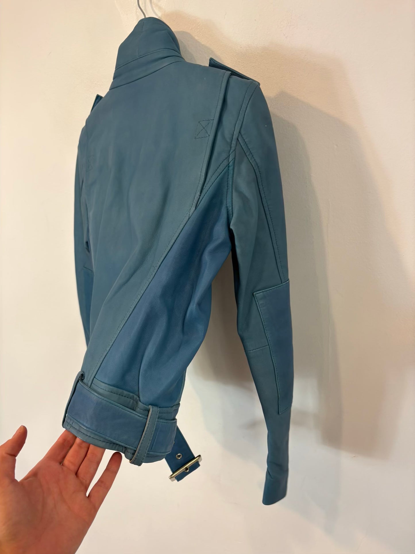MAJE. Cazadora piel azul cremalleras