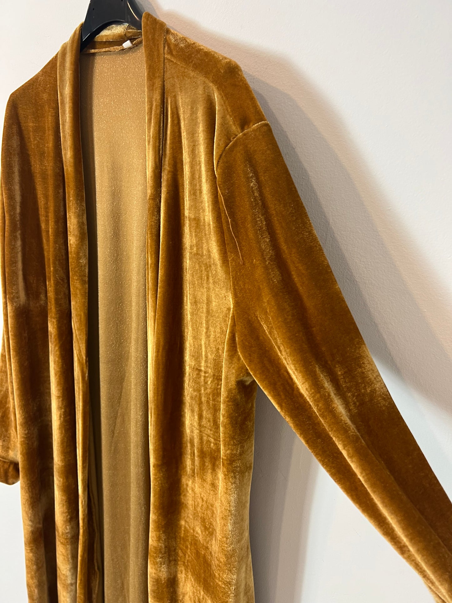 OTRAS. Kimono mostaza terciopelo. T L