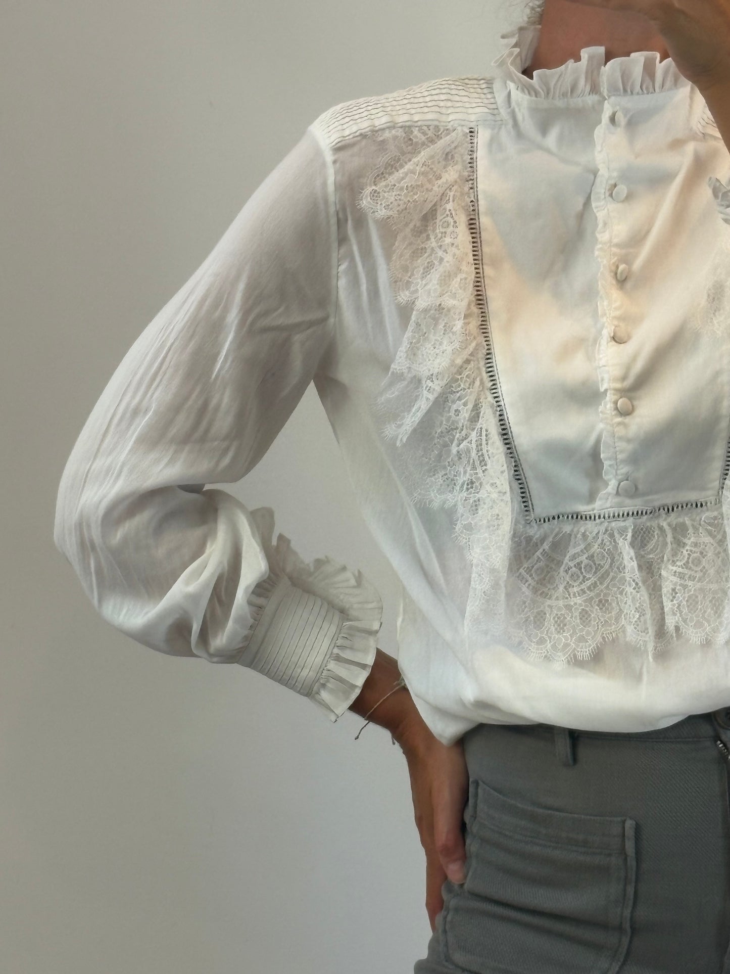 ZARA STUDIO. Blusa blanca detalles encaje T.m