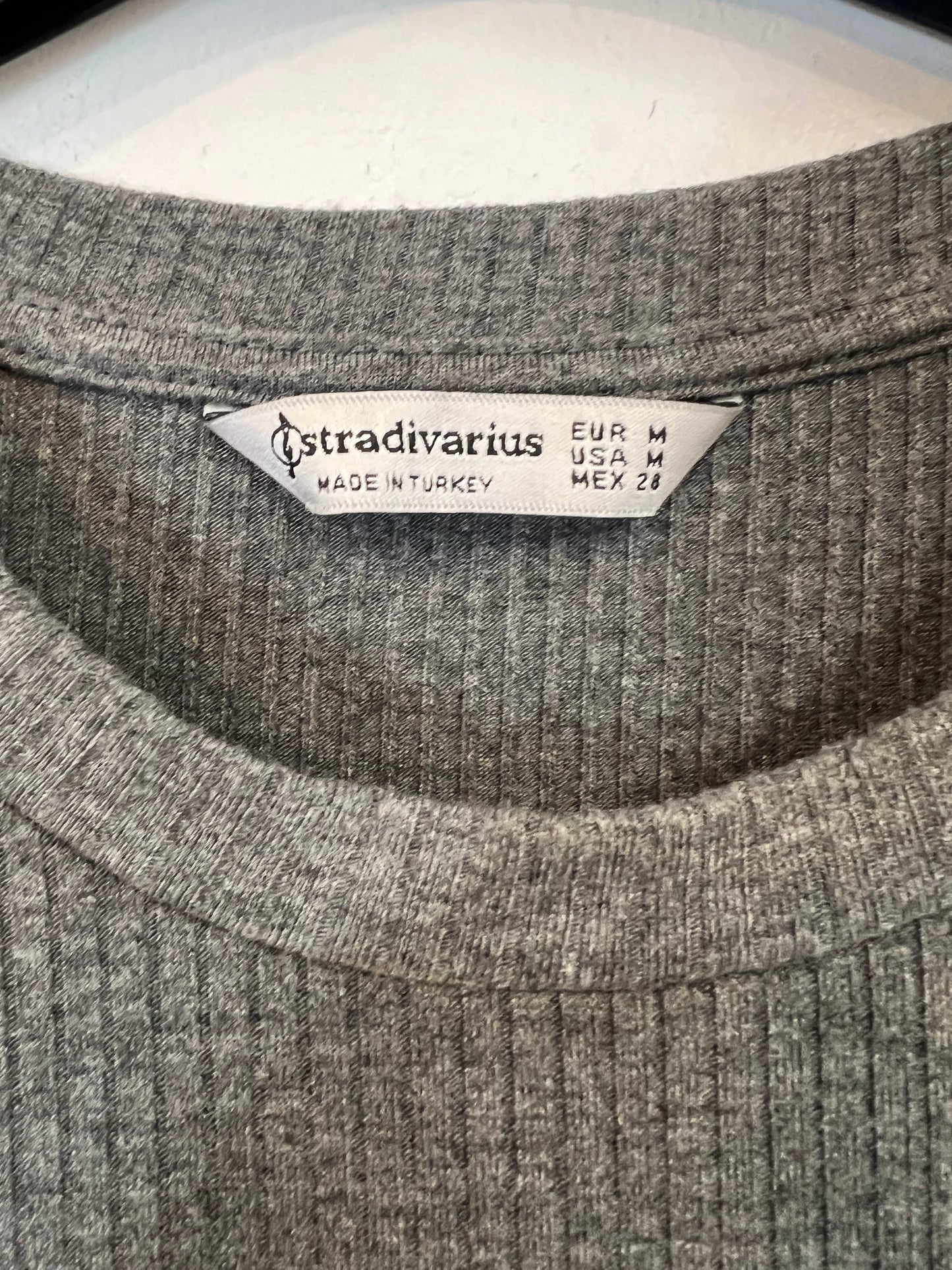 STRADIVARIUS. Tm gray ribbed midi dress