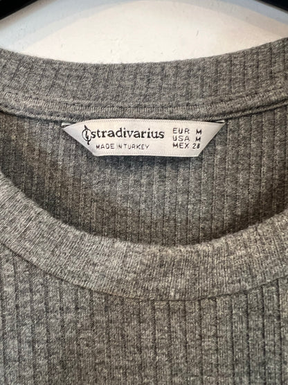 STRADIVARIUS. Tm gray ribbed midi dress