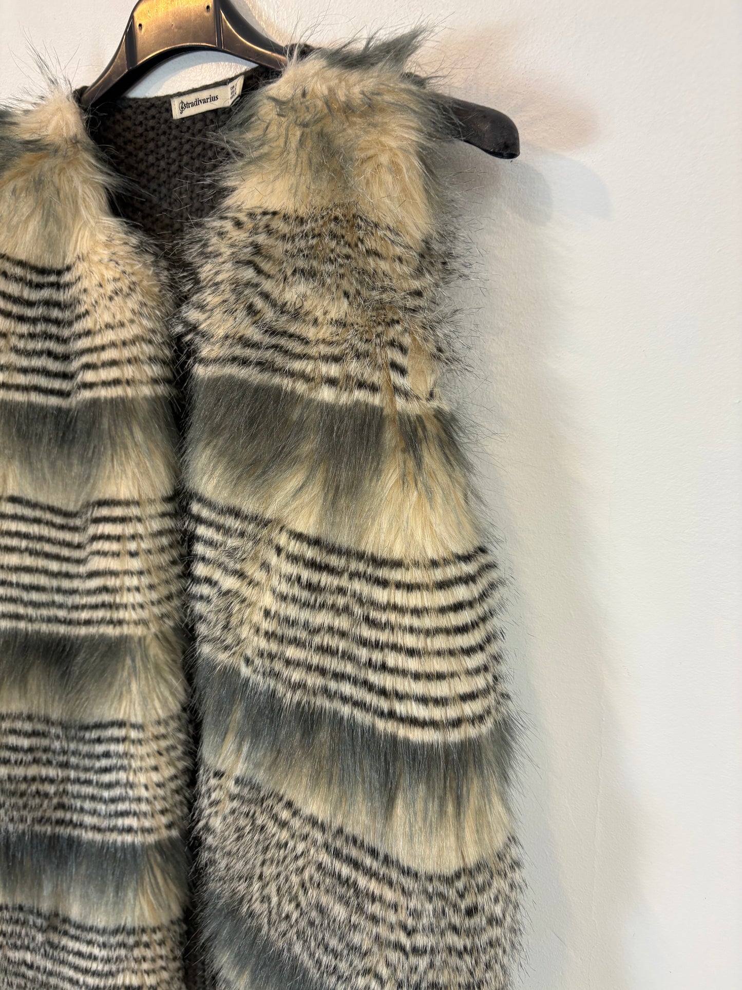 STRADIVARIUS. Chaleco pelo frontal. T S