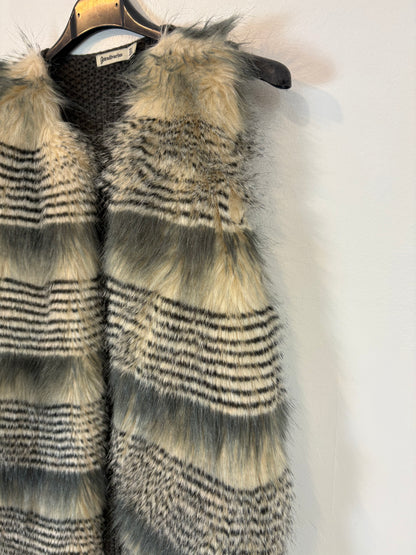 STRADIVARIUS. Chaleco pelo frontal. T S