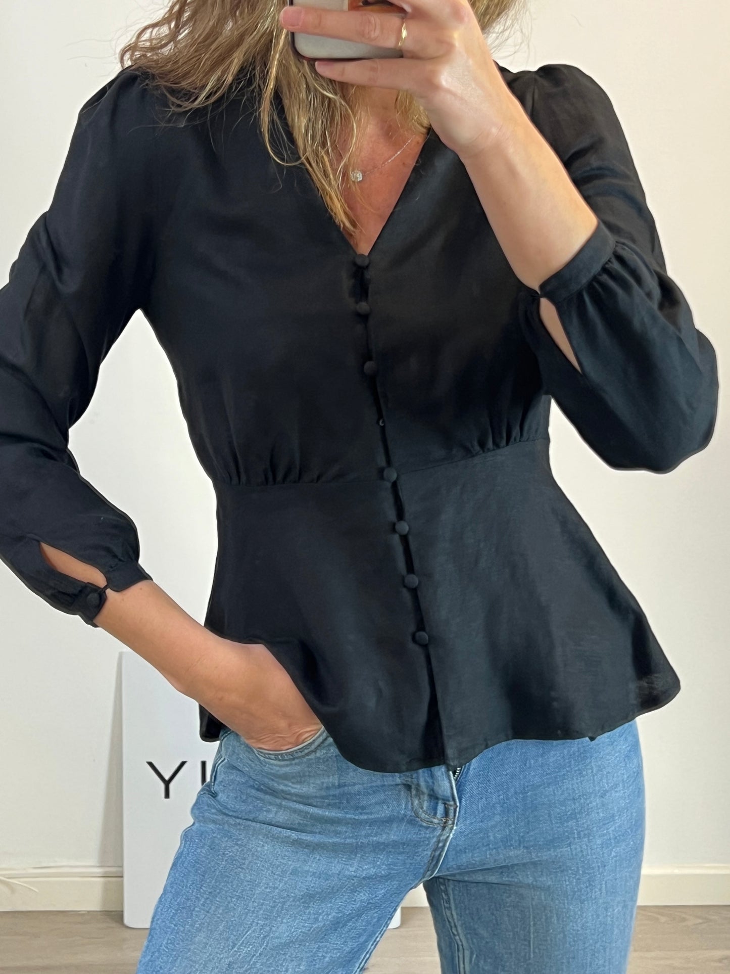 OYSHO. Blusa negra botones con lino. T M