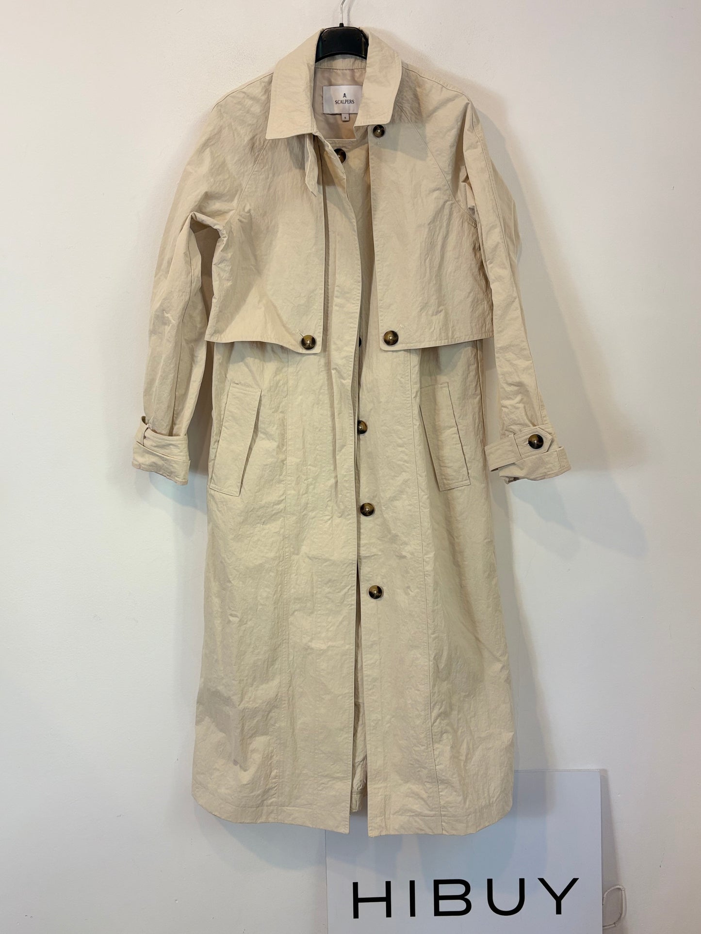 SCALPERS. Gabardina larga beige textura